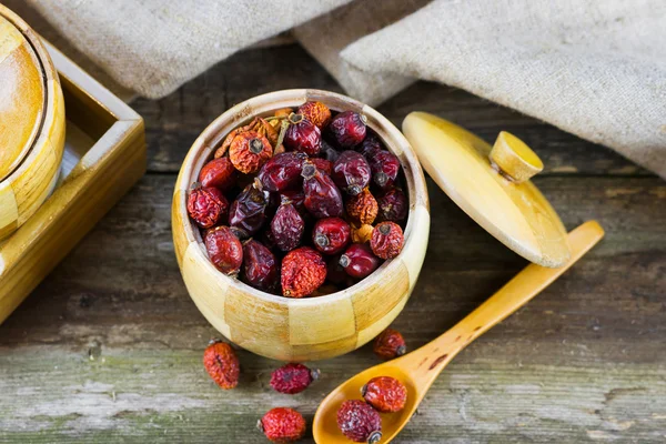 Сушеные ягоды в деревянном горшке — стоковое фото