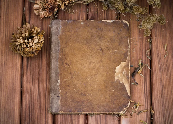 Stará kniha s kytice sušených — Stock fotografie