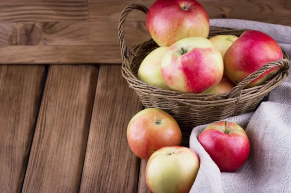 Vue rapprochée des pommes rouges — Photo