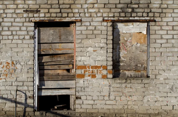 Door boarded up by wooden planks — Stock Photo, Image