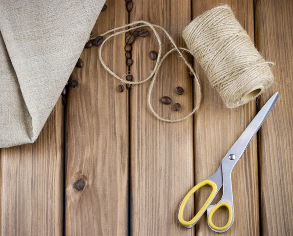 Top view of twine, sackcloth and scissors — Stock Photo, Image
