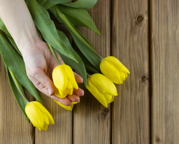 Tulipanes amarillos sobre madera —  Fotos de Stock