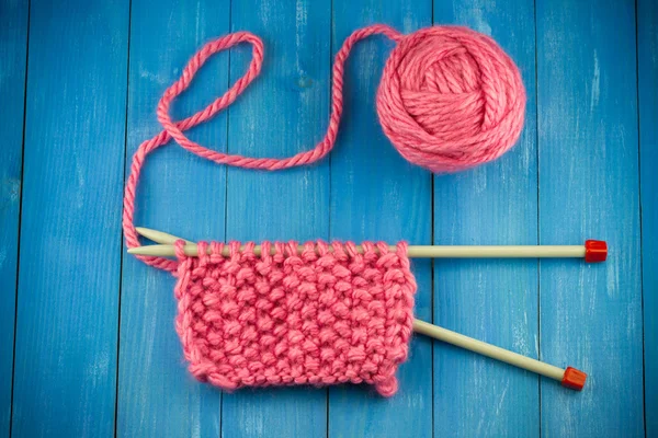 Bola de fio de lã rosa — Fotografia de Stock