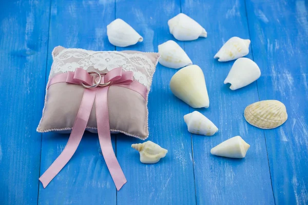 Beige-pink wedding rings — Stock Photo, Image