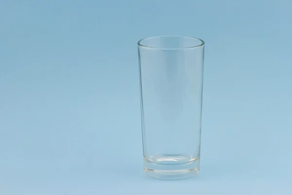 Скляна чашка на синьому — стокове фото