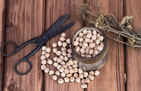 Pois chiches dans un mortier avec de vieux ciseaux — Photo