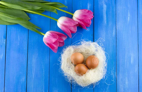 Bovenaanzicht van roze tulpen en Easter eggs — Stockfoto