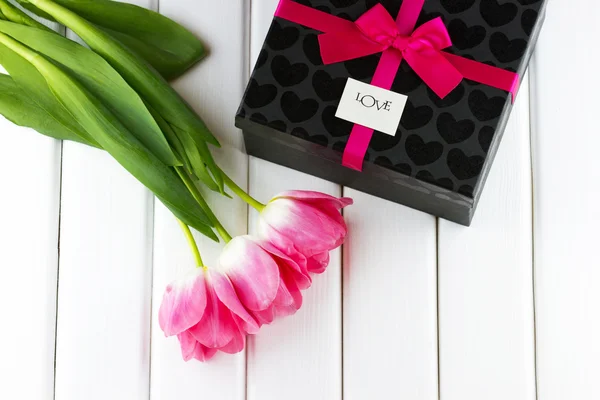 Pink tulips and gift box with pink ribbon — Stock Photo, Image