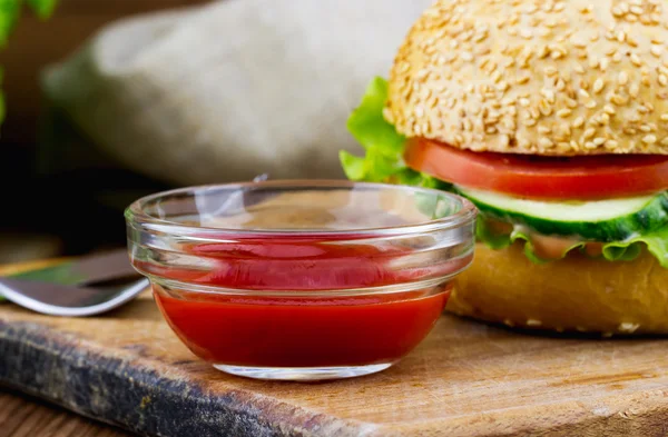 Fresh delicious burger — Stock Photo, Image