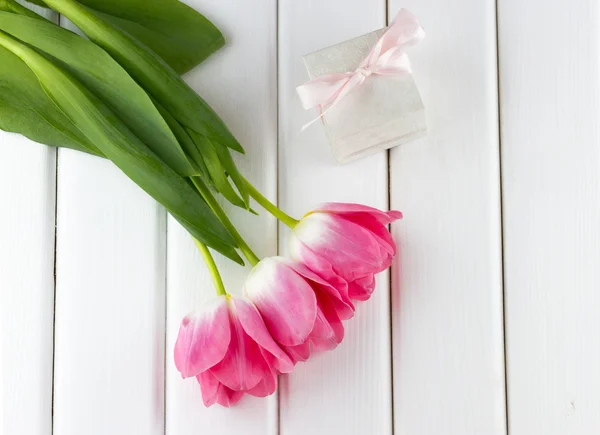 Rózsaszín tulipán és ajándék doboz — Stock Fotó