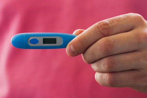 Blauwe thermometer in mannenhand — Stockfoto