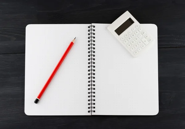 Calculatrice blanche, bloc-notes et crayon rouge — Photo