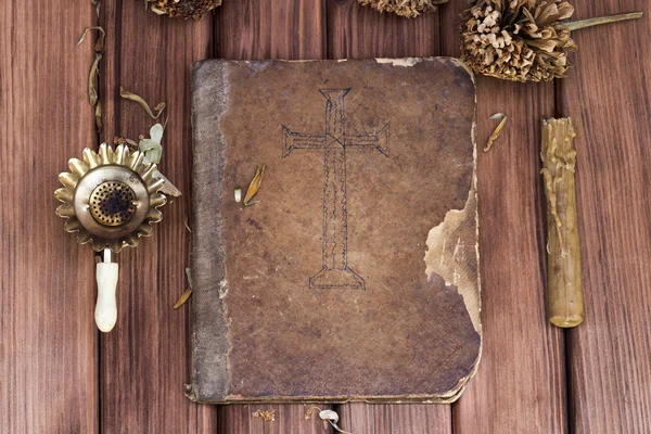 Livro de salmo velho com vela usada — Fotografia de Stock