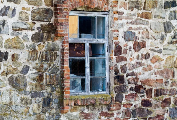 Okno w kamiennej ścianie Obrazek Stockowy