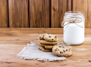 Şişe süt ile çikolata kurabiye