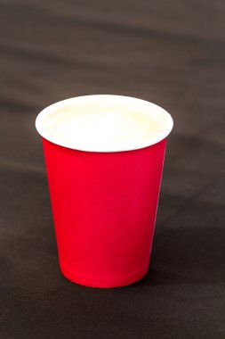 Kırmızı sıcak cappuccino fincan