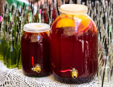 İki kavanoz meyve kompostosu