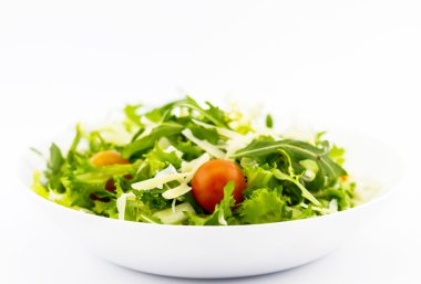 Beyaz arka planda taze yeşil salata