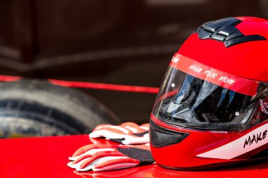 Eldiven ile kırmızı kask