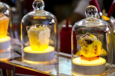 Tatlılar cam altında ter