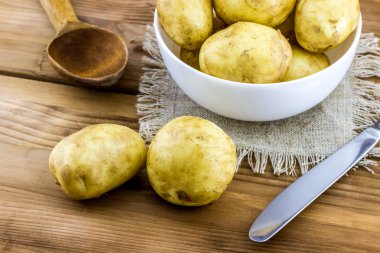 Patates kabuğu beyaz plaka ile