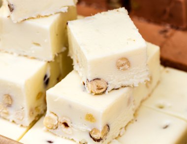 Beyaz çikolata şekerleme Kuruyemiş ile