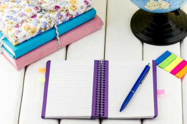 Defter ile kalemler ve renkli çıkartmalar