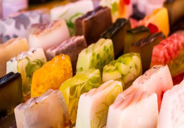 Renkli el yapımı Sabun satırları