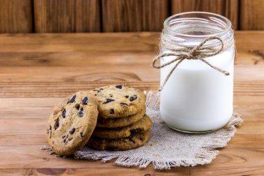 Şişe süt ile çikolatalı kurabiye