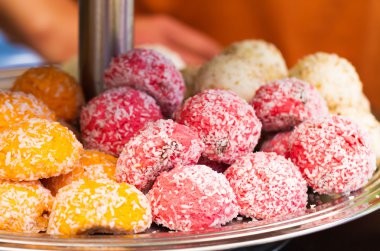 Renkli çikolata yuvarlak şekerleme