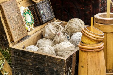 Eski iplik topları yığını
