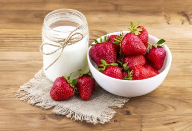 Küçük şişe süt ile taze çilek