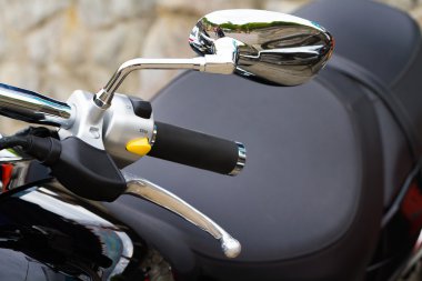 Anahtarları ile motosiklet ele