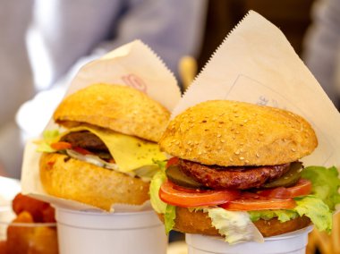 İki farklı lezzetli hamburger