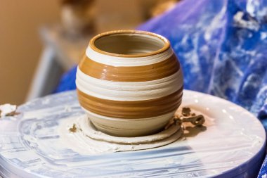 Toprak kap bir çanak çömlek tekerlek üzerinde