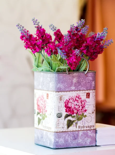 Mooie rode bloemen in decoratieve vaas — Stockfoto