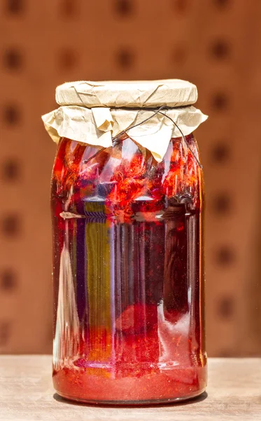 Confiture de fraises dans un pot en verre — Photo