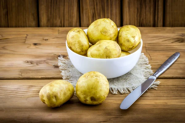 Нова картопля з шкіркою в білій тарілці — стокове фото