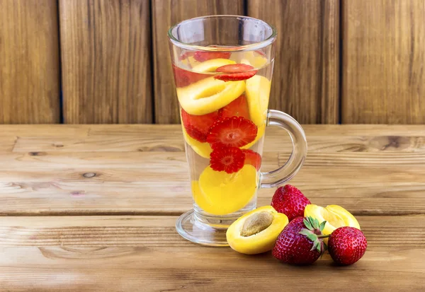 Cóctel de frutas con albaricoques y fresas —  Fotos de Stock