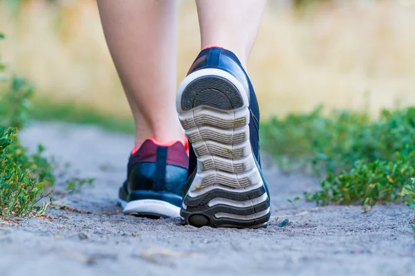 Laufschuhe für Frauen im Einsatz — Stockfoto