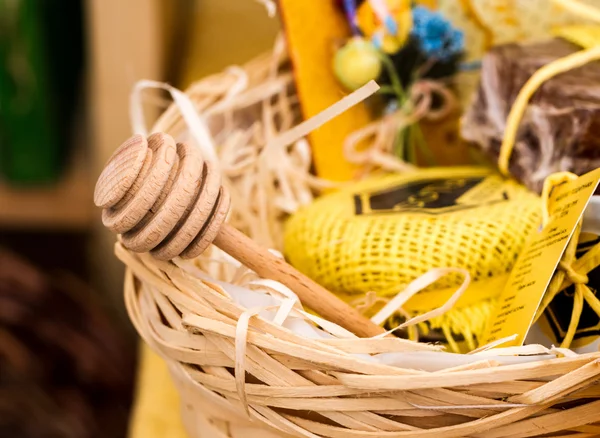 Cuillère à miel dans le panier de paille — Photo