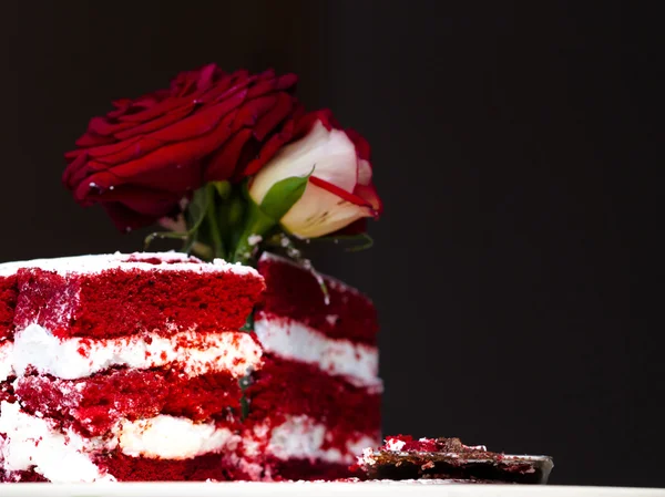 Kuchen mit Sahne und Rosen — Stockfoto