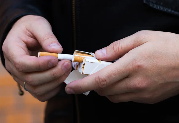 Male hand take cigarette from pack — Stock Photo, Image