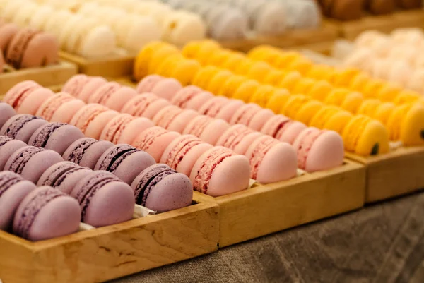 Muchos macarons coloridos en filas — Foto de Stock