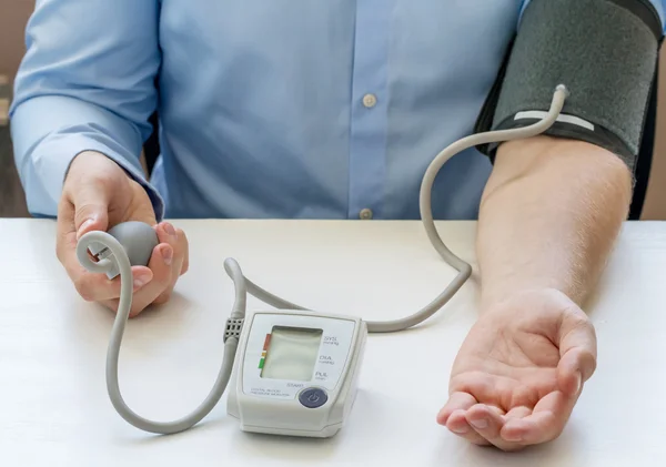 Doctor  measuring blood pressure — Stock Photo, Image