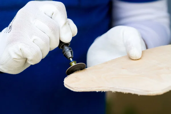 Homem trabalhando com broca elétrica — Fotografia de Stock