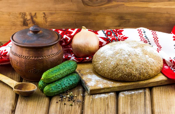 Brot mit Gurken, Zwiebeln und Gewürzen — Stockfoto