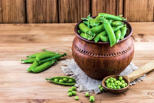 Frische grüne Erbsen im Topf — Stockfoto