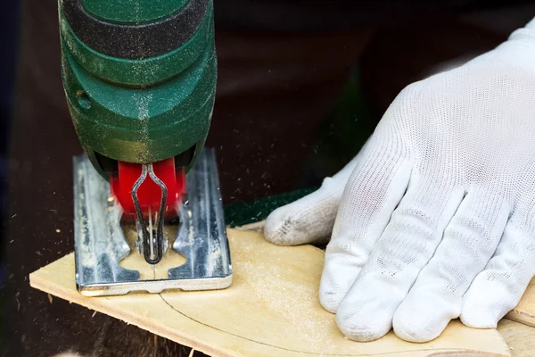 Homem trabalhando com quebra-cabeças elétrico — Fotografia de Stock