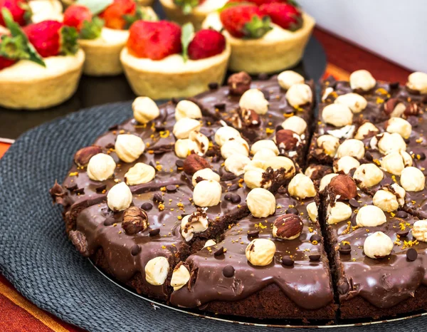 Schokoladenbrownie mit Haselnüssen — Stockfoto